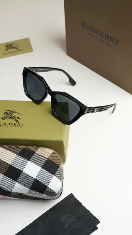 نظارة - Burberry  / شامل علبة و كيس الشركة
