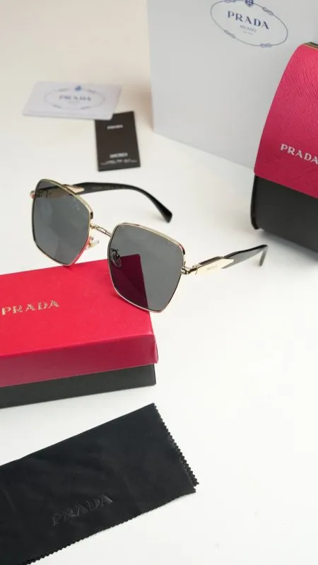 نظارة - Prada / شامل علبة وكيس الشركة