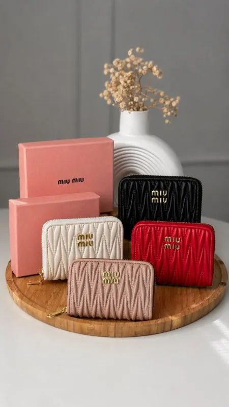 جزدان - MIU MIU /  مقاس صغير / شامل علبة الشركة مع سحاب داخلي للفراطة