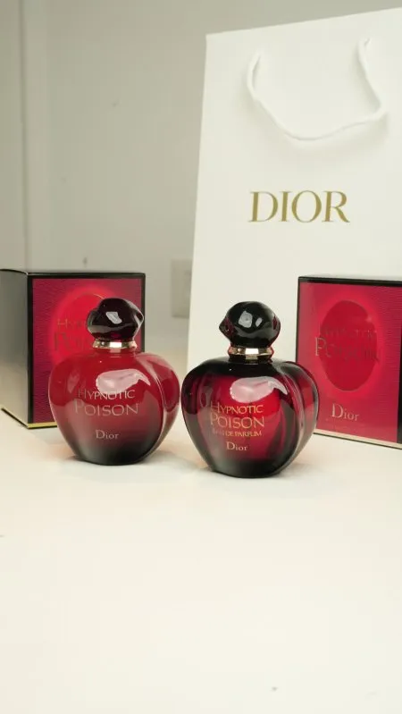 عطر Poison By Dior شامل كيس الشركة