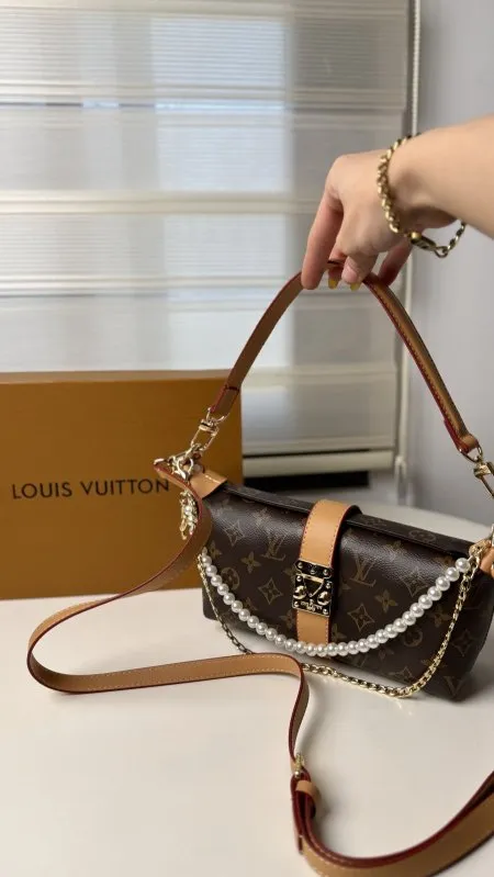 شنطة - Louis Vuitton / شامل علبة الشركة واكسسوار لولو