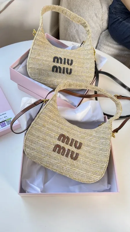 شنطة - Miu Miu قش / شامل علبة الشركة
