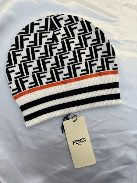 طاقية ماركة Fendi