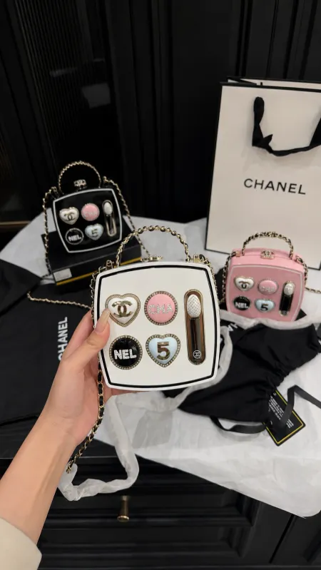شنطة - Chanel / شامل علبة الشركة