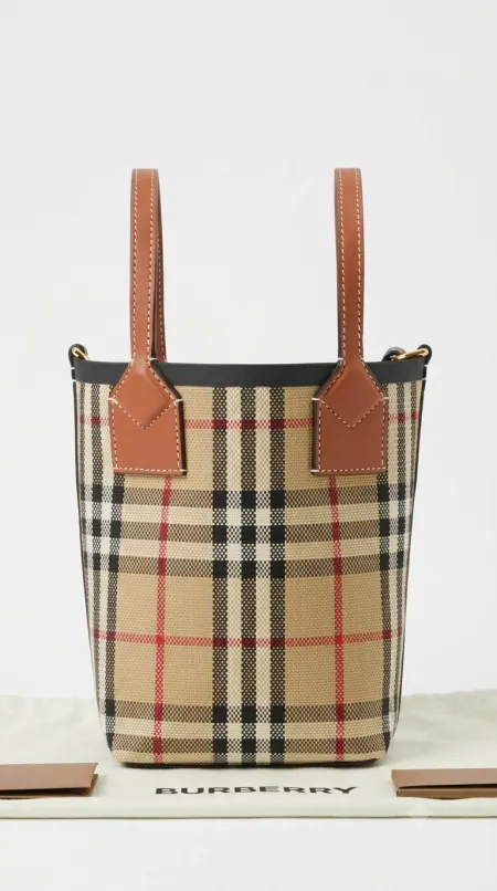 شنطة - BURBERRY bucket / حجم صغير شامل علبة الشركة