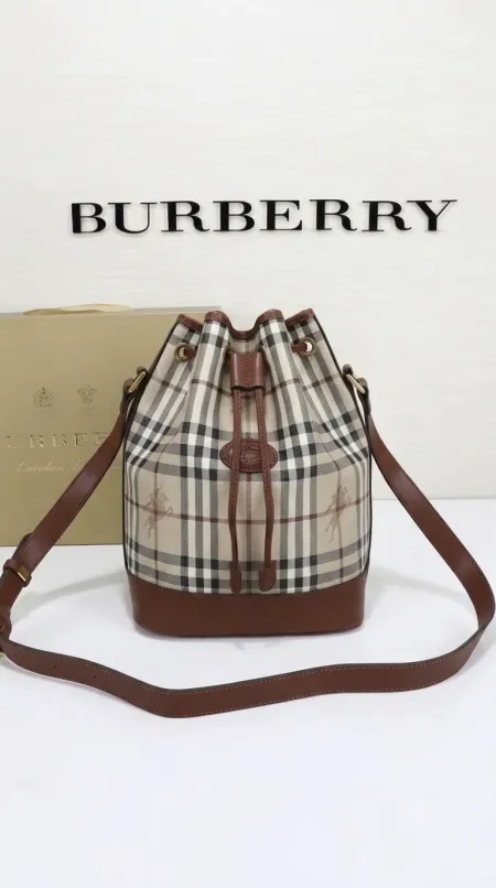 شنطة - BURBERRY BUCKET / شامل علبة الشركة