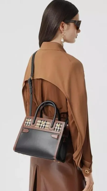 شنطة - BURBERRY Mini Title  / شامل علبة الشركة