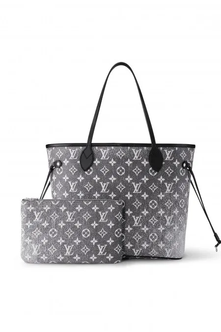 شنطة - Louis Vuitton / الجينز الترند
